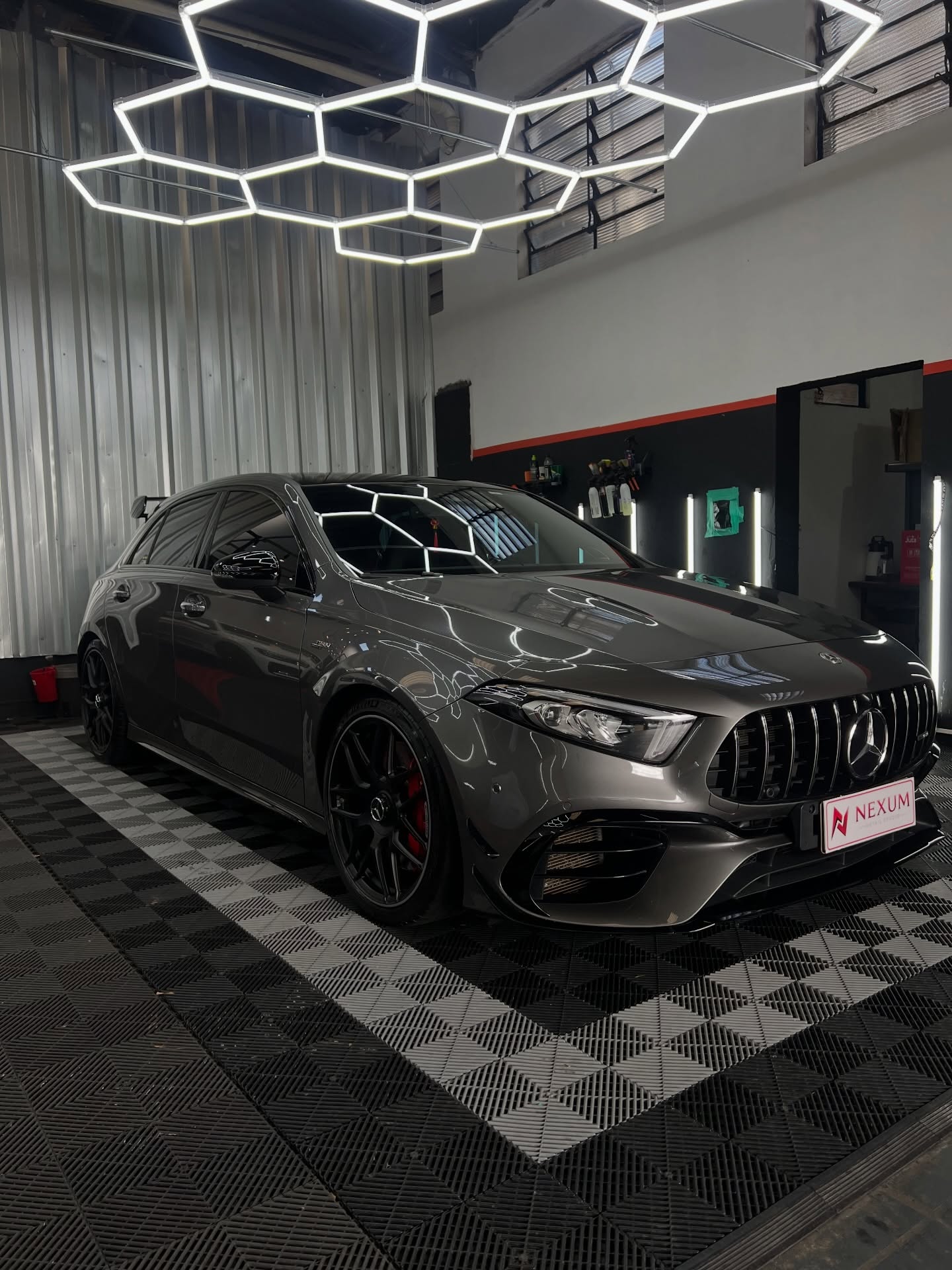 Mercedes – Showroom Detail